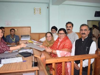 Dehra Assembly Bypoll 2024 Himachal CM Sukhvinder Singh Sukhu’s wife Kamlesh Thakur work cut out Vote for Chief Minister not for MLA | Dehra Assembly Bypoll 2024: विधायक के लिए नहीं, मुख्यमंत्री के लिए वोट दें, सीएम सुखविंदर सिंह सुक्खू की पत्नी कमलेश ठाकुर ने की अपील