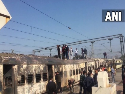 up fire broke out in engine and two compartments of a train going from Saharanpur to delhi near Meerut | मेरठः सहारनपुर से दिल्ली जा रही ट्रेन में लगी भीषण आग, इंजन समेत कई डिब्बे जलकर खाक, देखें तस्वीरें