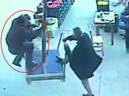 Man flies off with umbrella in storm in southern Turkey | तूफानी झोंके में छतरी बनी पैराशूट, हवा में उड़ता रहा शख्स, देखें खतरनाक VIDEO