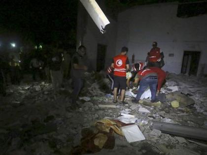 Libya: Air raid kills 40 at Tripoli migrant detention centre | त्रिपोली के हिरासत केंद्र पर हवाई हमला, 40 आव्रजकों की मौत, 80 घायल Libya: Air raid kills 40 at Tripoli migrant detention centre | त्रिपोली के हिरासत केंद्र पर हवाई हमला, 40 आव्रजकों की मौत, 80 घायल