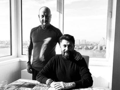 Vivek Agnihotri cried during The files shoot artist used to cry after raising the slogan Kashmir Banega Pakistan | द कश्मीर...में 'कश्मीर बनेगा पाकिस्तान' नारे लगाने के बाद रोने लगते थे कलाकार, अनुपम खेर के किरदार की मौत पर खूब रोए थे विवेक अग्निहोत्री