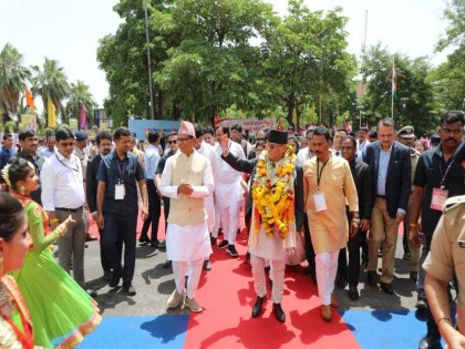 Nepal's Prime Minister Pushpa Kamal Dahal 'Prachanda' reached Indore, welcomed by CM Shivraj | नेपाल के प्रधानमंत्री पुष्प कमल दहल 'प्रचंड' पहुँचे इंदौर, सीएम शिवराज ने किया स्वागत