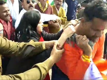 raigarh dm priya verma Slapped BJP men at Pro-CAA Rally video viral | CAA समर्थन में प्रदर्शन कर रहे BJP नेता को महिला कलेक्टर ने जड़ा थप्पड़, जवाब में कलेक्टर की खींची चोटी फिर कमर पर मारी लात, देखें वीडियो