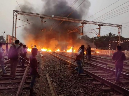 Railways property worth Rs 88 Cr damaged in protests against citizenship act | CAA Protest: हिंसक प्रदर्शनों में भारतीय रेलवे की 88 करोड़ की संपत्ति क्षतिग्रस्त, सबसे ज्यादा इस इलाके में नुकसान