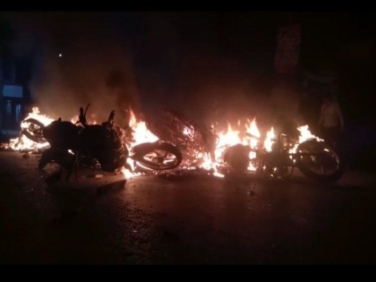 CAA protest: Vehicles Burnt, Police use tear gas in UP Mau | CAA विरोध प्रदर्शन की आग यूपी के मऊ तक पहुंची, प्रदर्शनकारियों ने वाहनों को किया आग के हवाले, पुलिस ने छोड़े आंसू गैस के गोले