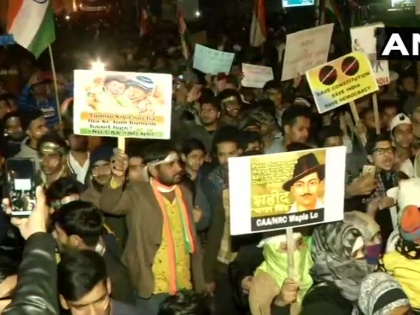 People take out anti-CAA march from Jamia University gate to Shaheen Bagh | जामिया विश्वविद्यालय के गेट से शाहीन बाग तक लोगों ने सीएए विरोधी मार्च निकाला