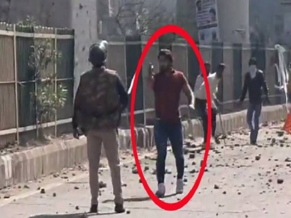 caa protest delhi maujpur violence youth firing video goes viral | CAA Protest का दिल दहलाने वाला Video आया सामने, छाती पर तनी थी पिस्तौल, निडर पुलिस जवान अकेला भीड़ के सामने खड़ा रहा, जानें फिर क्या हुआ