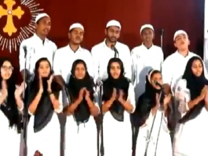 CAA Protest: Kerala Football stadium chants ‘Azaadi Slogans,’ church Group Singers wear caps & hijabs | CAA Protest: फुटबॉल स्टेडियम में लगे 'आजादी' के नारे तो चर्चो में टोपी और हिजाब में दिखे समूह गायक