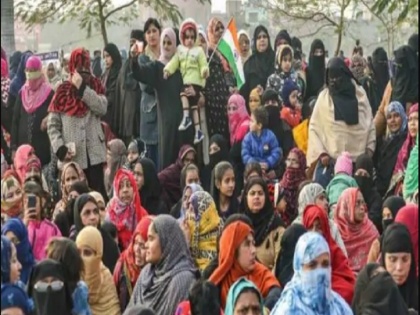 uttar pradesh yogi govt case registered against 560 women and 700 man anti caa protest | CAA: महिला प्रदर्शनकारियों पर योगी सरकार की कार्रवाई, 560 महिलाओं पर केस दर्ज, 700 पुरुषों पर भी शिकंजा