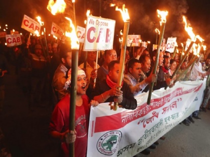 CAB Protests: Gamosa, Joi Aai Asom slogan becomes symbol of protest in Assam | CAB: असम में विरोध प्रदर्शन का प्रतीक बना 'असमिया गमछा और ‘जय आई असोम’ का नारा