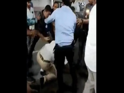 Video Cab Driver Thrashed by Security Guards at Mumbai Airport Over Parking Issue, 6 Arrested | Watch: मुंबई एयरपोर्ट पर तैनात निजी सुरक्षाकर्मियों ने कैब ड्राइवर को जमकर पीटा, घटना का वीडियो वायरल