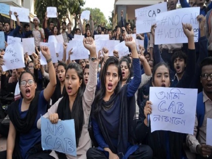 Police action in Jamia: Protests across the country, Priyanka's sit-in at India Gate, Mamta holds rally | जामिया में पुलिस कार्रवाई: देशभर में विरोध, प्रियंका का इंडिया गेट पर धरना, ममता ने निकाली रैली