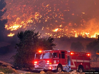 California fires raging and strong wind, people were asked to evacuate | तेज हवा से और भड़की कैलिफोर्निया के जंगल की आग, लोगों से घर खाली करने को कहा गया