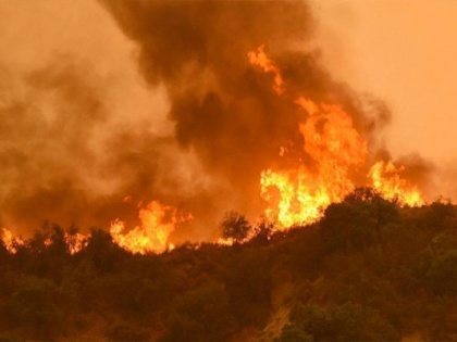 Apple Fire: Massive California wildfire forces evacuations | कैलिफोर्निया के जंगलों में लगी आग, हजारों लोगों को सुरक्षित स्थानों पर पहुंचाने के आदेश