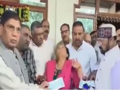 'Pradarshani mat lagao': Rajouri martyr Captain Shubham Gupta's mother breaks down | Video: 'प्रदर्शनी मत लगाओ, मुझे मेरा लाल लौटा दो': कैबिनेट मंत्री के सामने रोते हुए बोलीं राजौरी के शहीद कैप्टन शुभम गुप्ता की मां