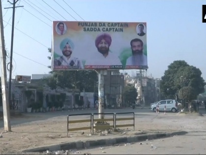 Infight in congress: Posters 'Punjab Da Captain Sadda Captain' printed in Ludhiana | राहुल गांधी और अमरिंदर सिंह में कैप्टें‍सी की जंग, पंजाब में लगे ऐसे पोस्टर