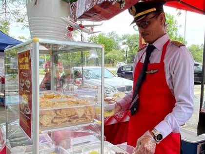 former malaysian pilot sell Food in uniform, after he lose his job in covid pandemic | पायलट की यूनिफॉर्म पहन कर ये शख्स बेच रहे हैं खाना, जानें वजह