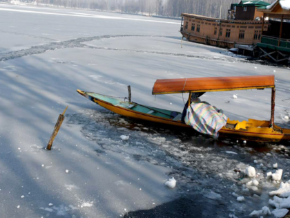 Tourists are happy with frozen Dal Lake winter without snow is increasing problems of Kashmiris | जमती डल झील से पर्यटकों में खुशी, बिना बर्फ की सर्दी कश्मीरियों की परेशानी बढ़ा रही है, सेना के सामने भी चुनौती