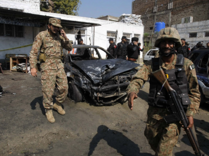 Police headquarters comes under attack in Pakistan Death of five security personnel | फिर दहला पाकिस्तान, दो आतंकवादी हमलों में पांच सुरक्षाकर्मियों की मौत, पुलिस मुख्यालय में घुसा आत्मघाती