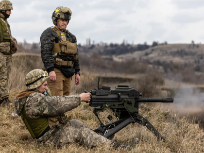 Viral Video Russian and Ukrainian soldiers standing face to face on the front were seen singing the same song | Viral Video: मोर्चे पर आमने-सामने डटे रूसी और यूक्रेनी सैनिक एक ही गाना गाते दिखे, हुआ वायरल, आप भी देखिए Viral Video Russian and Ukrainian soldiers standing face to face on the front were seen singing the same song | Viral Video: मोर्चे पर आमने-सामने डटे रूसी और यूक्रेनी सैनिक एक ही गाना गाते दिखे, हुआ वायरल, आप भी देखिए