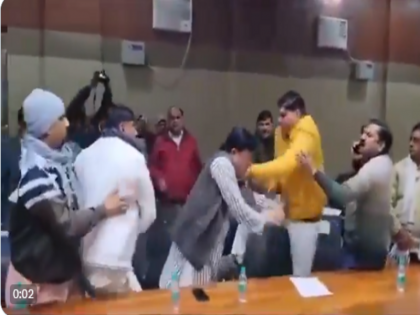 Fighting between members during a meeting of the Municipal Council in Shamli Uttar Pradesh | वीडियो: नगरपालिका परिषद की बैठक में जमकर चले लात-घूंसे, अखिलेश यादव ने ली चुटकी, लोगों ने कहा- 'ये है पानीपत की तीसरी लड़ाई'