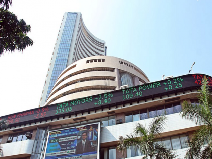 Share Market Update Decline in early trade in domestic markets rupee falls by 11 paise | Share Market Update: घरेलू बाजारों में शुरुआती कारोबार में गिरावट, रुपये में 11 पैसे की गिरावट