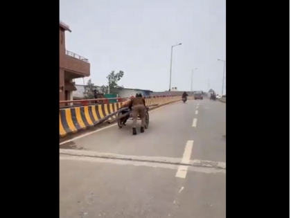 Viral Video Policeman pushed an elderly man's pushcart onto the bridge | Viral Video: पुलिसकर्मी ने बुजुर्ग की ठेलागाड़ी को धक्का देकर पुल पर चढ़वाया, लोग बोले- यही इंसानियत है, हो रही है तारीफ, देखिए
