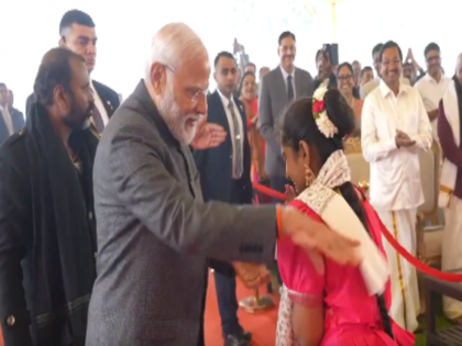 Prime Minister Narendra Modi attended Pongal celebrations, gifted his shawl to the artist as a special gift | वीडियो: प्रधानमंत्री नरेंद्र मोदी पोंगल समारोह में शामिल हुए, विशेष उपहार के तौर पर कलाकार को अपना शॉल उपहार में दिया
