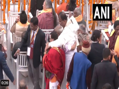 Ram Mandir Pran Pratishtha Former Prime Minister HD Deve Gowda reached Ram Mandir with support | Ram Mandir Pran Pratishtha: वीडियो- दो कंधों का सहारा लेकर राम मंदिर पहुंचे पूर्व प्रधानमंत्री एच.डी. देवगौड़ा, देखिए