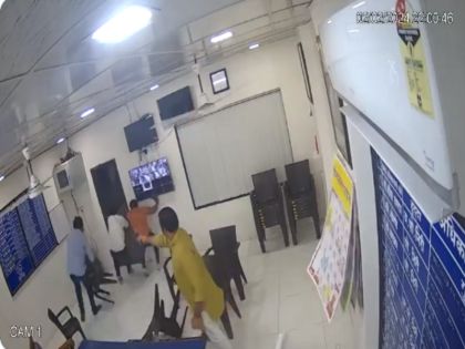 Ulhasnagar firing incident BJP MLA Ganpat Gaikwad firing CCTV footage | Ulhasnagar firing incident: गोलियां चलाते हुए कैमरे में कैद हुए बीजेपी विधायक गणपत गायकवाड़, सीसीटीवी फुटेज आया सामने