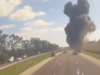Viral Video Plane Crashes on Florida Highway near Naples Florida USA | Viral Video: गाड़ियों से भरी सड़क पर क्रैश हुआ विमान, सामने आया भयानक हादसे का वीडियो, देखिए