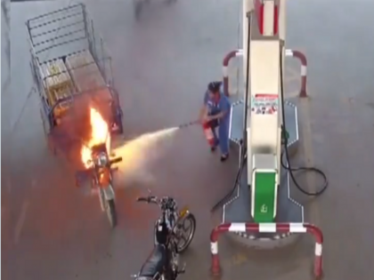 Viral Video sudden fire broke out at a petrol pump Female employee extinguished | Viral Video: जब पेट्रोल पंप पर अचानक लग गई आग, महिला कर्मचारी की हिम्मत को देखकर सब रह गए दंग, चंद सेकेंड में ही आग बुझाई, देखें
