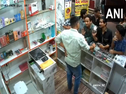 Bengaluru fight broke out in a shop over playing a song during Azaan video viral | बेंगलुरु: 'अजान' के समय दुकान में गाना बजाने को लेकर हुई मारपीट, बहस के बाद युवकों ने कर दिया हमला, देखिए