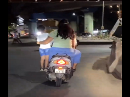 Couple leaves with child standing dangerously on footrest of scooter video viral | Viral Video: बच्चे को खतरनाक तरीके से स्कूटर के फुटरेस्ट पर खड़ा करके निकले दंपति, सोशल मीडिया पर वीडियो वायरल
