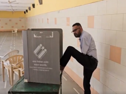 Lok Sabha Elections 2024 Nadiad Gujarat voter casts his vote through his feet Video | Lok Sabha Elections 2024: पैर के अंगूठे से दबाया EVM का बटन, पैर पर ही लगी अमिट स्याही, गुजरात में दिखा ये दृश्य, वीडियो