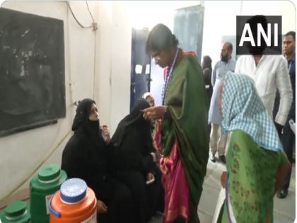 Lok Sabha Elections 2024 BJP candidate Hyderabad Madhavi Lata checked ID cards of Muslim women AIMIM objection | Lok Sabha Elections 2024: हैदराबाद से बीजेपी प्रत्याशी माधवी लता ने मुस्लिम महिलाओं की ID कार्ड की जांच की, AIMIM ने जताई आपत्ति