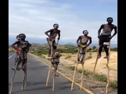Viral video Banna Tribe of Ethiopia walking on 10-foot-high stilts reason | Viral video: जमीन से कई फीट उपर चलते हैं ये आदिवासी बच्चे, स्टिल्ट की मदद से चलने में माहिर, जानें कारण