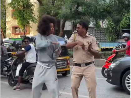 Viral Video Mumbai policeman dancing on the road to make Instagram reel | Viral Video: सड़क पर इंस्टाग्राम रील बनाने के लिए नाच रहे पुलिसकर्मी की वीडियो वायरल, लोग भड़के, देखिए
