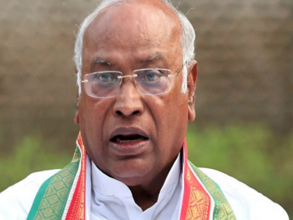 discontent in the Mumbai Congress local leaders not happy with Varsha Gaikwad asked for to meet Kharge | मुंबई कांग्रेस में असंतोष, वर्षा गायकवाड़ के नेतृत्व से स्थानीय नेता खुश नहीं, खड़गे से मिलने का समय मांगा
