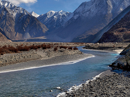 Water in Shyok river suddenly increased due to cloud burst 5 soldiers died T-72 tank sinks | बादल फटने से अचानक बढ़ा श्योक नदी में पानी, जान गंवाने वाले सैनिकों की जानकारी सामने आई