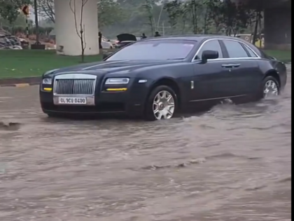 Rolls Royce Ghost car stuck on the road in rain water people said ab to tractor lena padega | Viral Video: बारिश के पानी में सड़क पर फंसी रोल्स रॉयस घोस्ट कार, लोगों ने कहा- अब तो ट्रैक्टर ही लेना पड़ेगा...