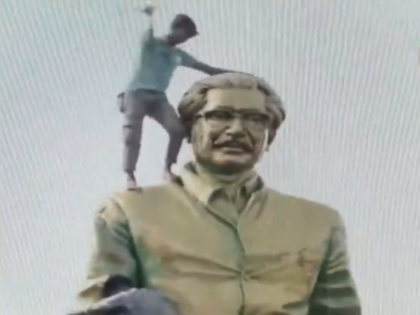 Bangladesh Protests LIVE Updates breaking statue of founder Sheikh Mujib | Video: प्रदर्शनकारी बांग्लादेश के संस्थापक शेख मुजीब की मूर्ति तोड़ते नजर आए, ताबड़तोड़ किया हथौड़े से वार Bangladesh Protests LIVE Updates breaking statue of founder Sheikh Mujib | Video: प्रदर्शनकारी बांग्लादेश के संस्थापक शेख मुजीब की मूर्ति तोड़ते नजर आए, ताबड़तोड़ किया हथौड़े से वार