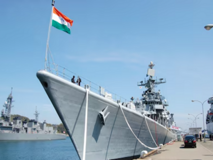 Warships of India INS Mumbai and China arrived together at Colombo port in Sri Lanka | श्रीलंका में कोलंबो बंदरगाह पर एक साथ पहुंचे भारत और चीन के युद्धपोत, आईएनएस मुंबई का सामना तीन चीनी वॉरशिप से हुआ