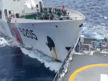 Chinese Coast Guard targeted Philippine CoastGuard vessel hit three times intentionally | वीडियो: चीन की दादागिरी, फिलीपीन के जहाज को चीनी पोत ने तीन बार जानबूझकर मारी टक्कर, देखिए Chinese Coast Guard targeted Philippine CoastGuard vessel hit three times intentionally | वीडियो: चीन की दादागिरी, फिलीपीन के जहाज को चीनी पोत ने तीन बार जानबूझकर मारी टक्कर, देखिए