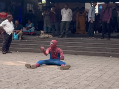 Viral Video man dressed as Spider-Man was seen begging outside Kalyan railway station in Mumbai | Viral Video: रेलवे स्टेशन के बाहर भीख मांगता नजर आया 'स्पाइडर-मैन', वीडियो देख लोगों ने माथा पीट लिया