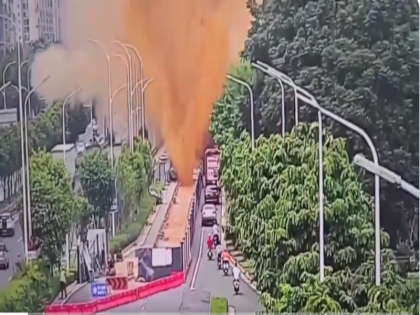 Viral Vedo Sewage pipe burst in China human feces on people Poop exploded | Viral Vedo: चीन में फटी सीवेज पाइप, लोगों पर हो गई 'मानव मल' की बारिश, 'पू-नामी' का वीडियो वायरल