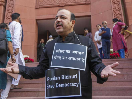 Parliament Winter Session 2023 Danish Ali reached Lok Sabha with placards | Parliament Winter Session: गले में तख्तियां लटकाकर लोकसभा में पहुंचे दानिश अली, बिधूड़ी को दंडित करने की मांग की, सदन में हुआ हंगामा Parliament Winter Session 2023 Danish Ali reached Lok Sabha with placards | Parliament Winter Session: गले में तख्तियां लटकाकर लोकसभा में पहुंचे दानिश अली, बिधूड़ी को दंडित करने की मांग की, सदन में हुआ हंगामा