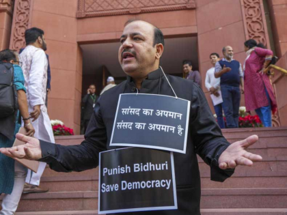 Parliament Winter Session 2023 Danish Ali reached Lok Sabha with placards | Parliament Winter Session: गले में तख्तियां लटकाकर लोकसभा में पहुंचे दानिश अली, बिधूड़ी को दंडित करने की मांग की, सदन में हुआ हंगामा