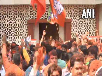 UP Assembly Election Results 2022 ubilant BJP workers play holi at party office in Lucknow & raise slogans of "UP mein ka ba? UP mein Baba" | UP Assembly Election Results 2022: यूपी में का बा? यूपी में बाबा..नारों से गूंजा बीजेपी कार्यालय, कार्यकर्ताओं ने जीत के जश्न में खेली होली, देखें वीडियो UP Assembly Election Results 2022 ubilant BJP workers play holi at party office in Lucknow & raise slogans of "UP mein ka ba? UP mein Baba" | UP Assembly Election Results 2022: यूपी में का बा? यूपी में बाबा..नारों से गूंजा बीजेपी कार्यालय, कार्यकर्ताओं ने जीत के जश्न में खेली होली, देखें वीडियो
