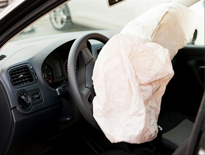 Centre government lets automakers drive in cheap cars with only one airbag, it is dangerous for safety | ऑटोमोबाइल कंपनियां सरकारी नियमों की खामियों के चलते उठा रही हैं फायदा, सुरक्षा से किया जा रहा खिलवाड़